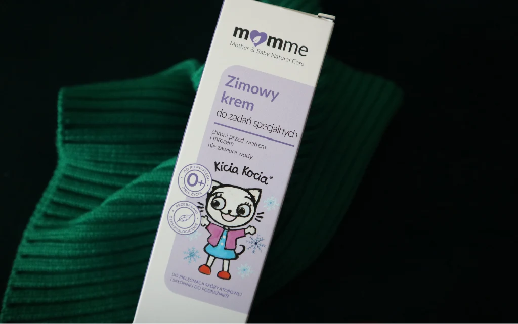 Krem Momme&Me. Kicia Kocia zimowy krem do twarzy na zielonym tle
