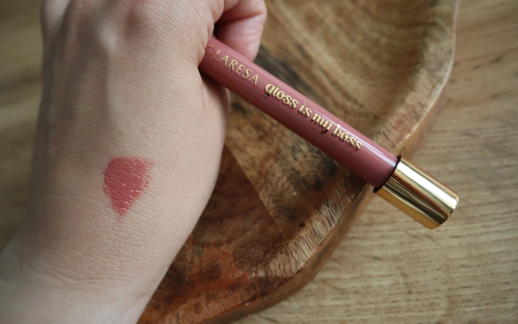 Gloss is my boss marki Claresa w odcieniu 08 Top Dog nałożony na nadgarstek by pokazać kolor