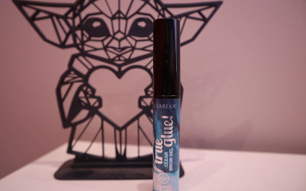 Żel do laminacji brwi Claresa True glue na tle figurki Grogu