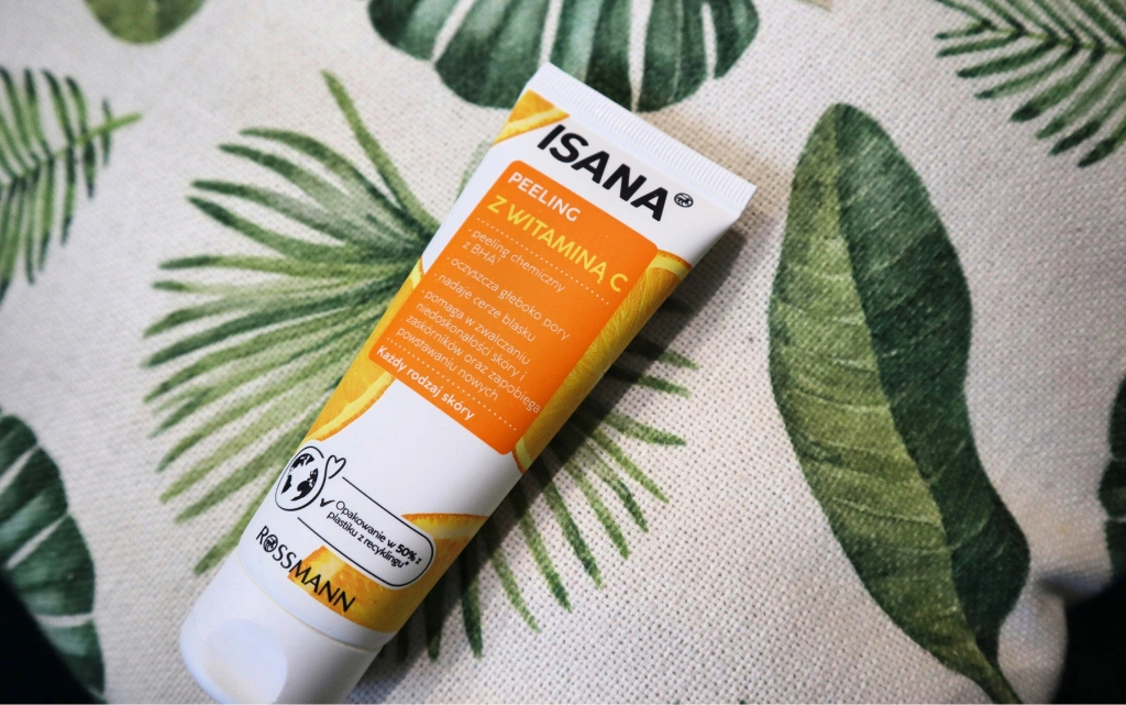 ISANA, peeling do twarzy, z witaminą C na beżowo-zielonej poduszce