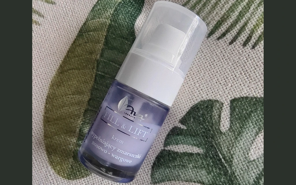 Krem na bruzdy Ava Fill&Lift na tle szaro-zielonej poduszki