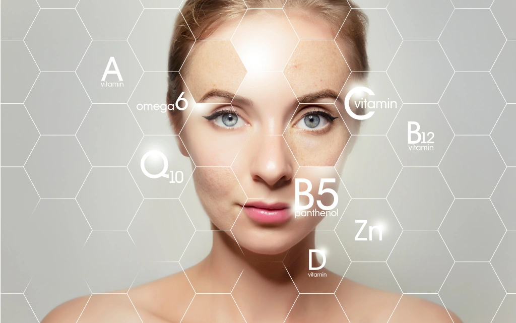 Portret młodej kobiety otoczonej ikonkami składników aktywnych w pielęgnacji przeciwstarzeniowej skóry