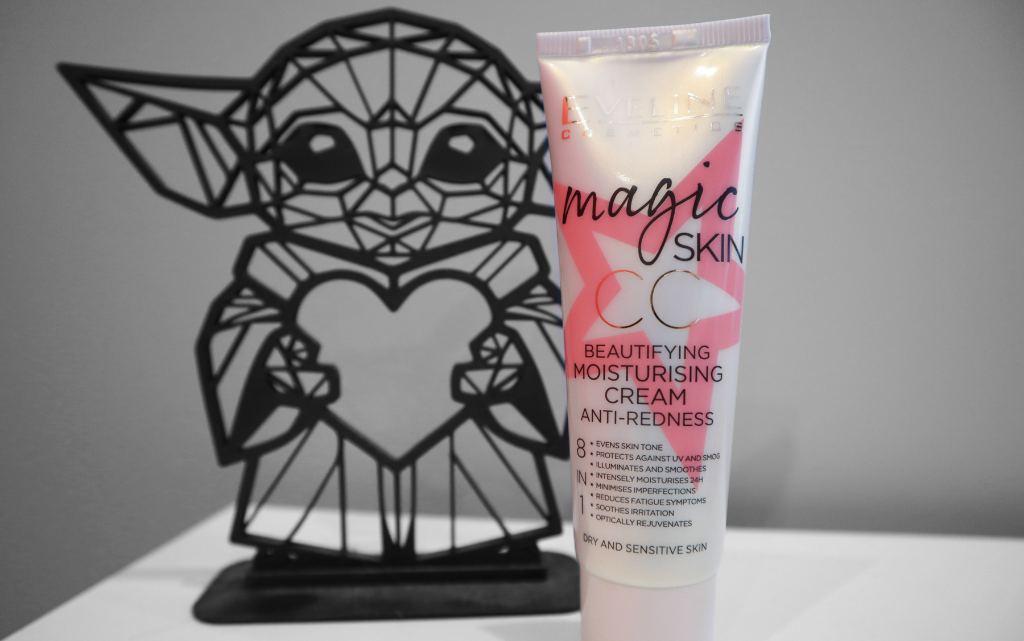 Krem Eveline Magic Skin CC na tle plastikowego Grogu