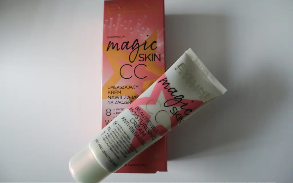 Krem Eveline Magic Skin CC w tubce, obok papierowe opakowanie