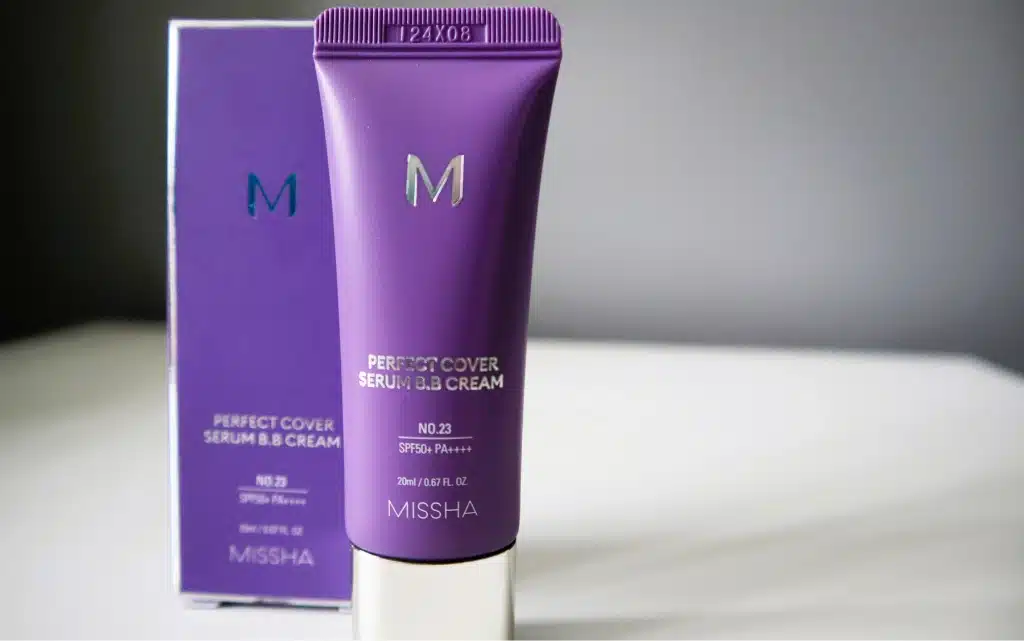 Krem BB Missha M Perfect Cover Serum na tle szarej ściany