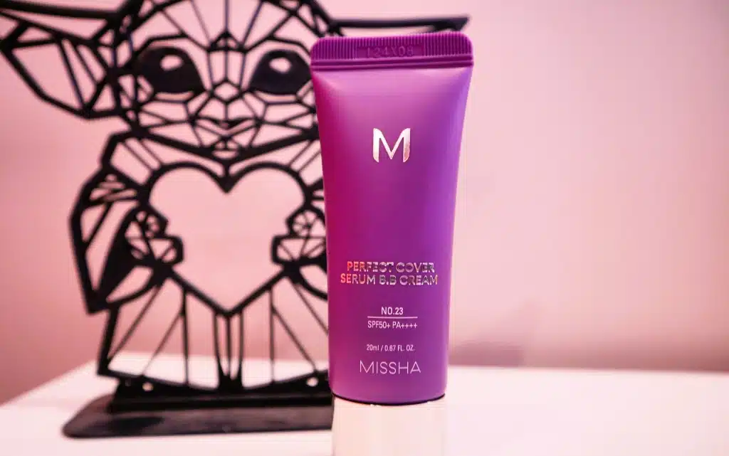 Krem BB Missha M Perfect Cover Serum na tle dekoracji Grogu