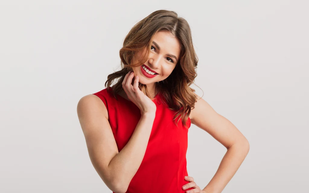 Elegancka kobieta w makijażu i w czerwonej sukience