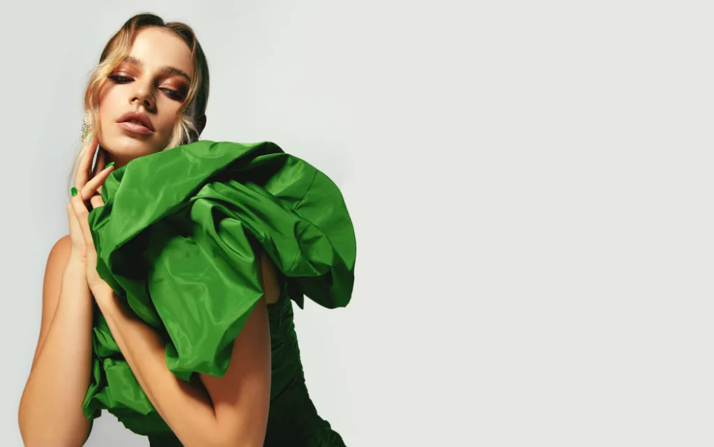 Elegancka kobieta w makijażu i w zielonej sukience