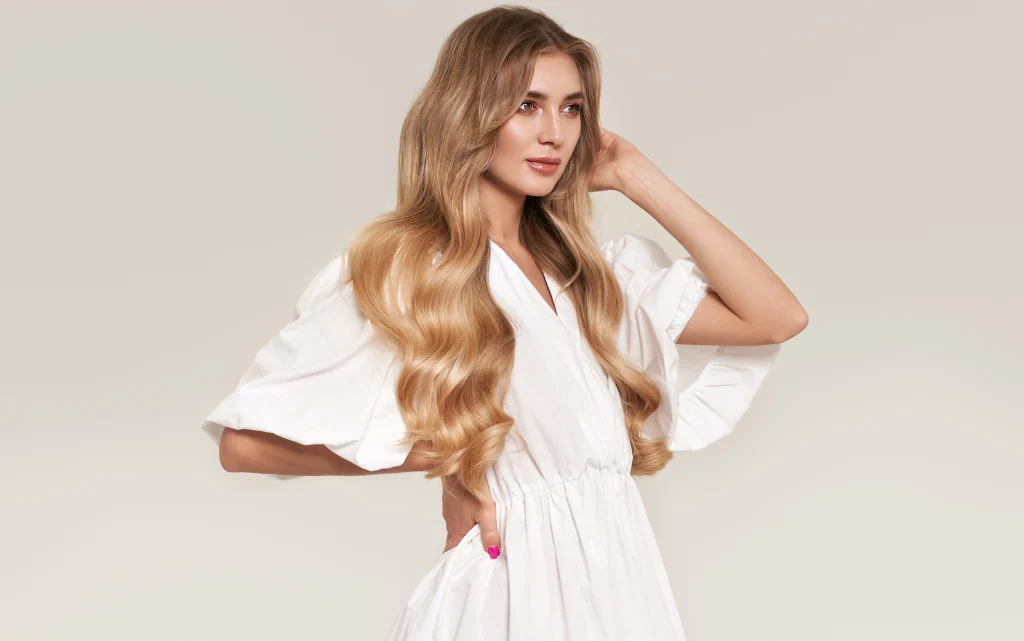 Elegancka kobieta w makijażu i w białej sukience