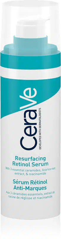 Butelka CeraVe Resurfacing Retinol Serum stoi pionowo na białym tle, widoczna pompka i etykieta.