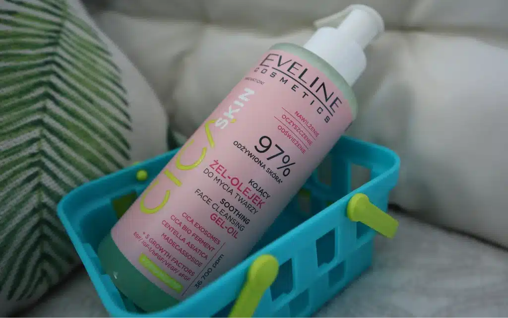 Eveline żel-olejek do mycia twarzy Cica skin w niebieskim, małym koszyczku, w tle poduszki