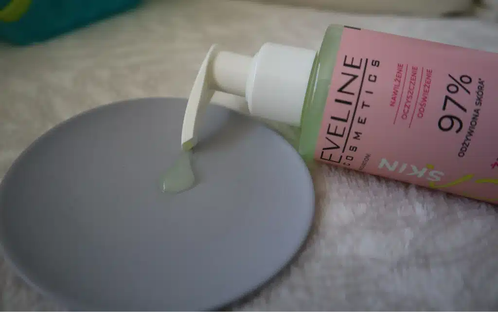 Konsystencja żel-olejek do mycia twarzy Cica skin od Eveline