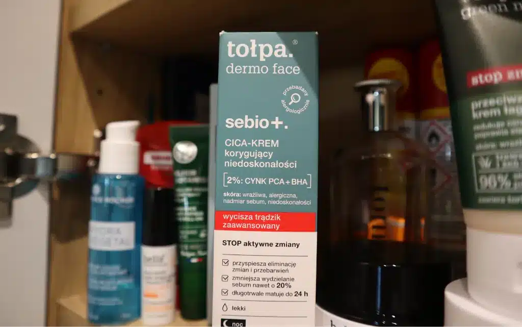 Krem na noc Tołpa. Dermo face sebio+. korygujący niedoskonałości CICA na tle innych kosmetyków w szafce łazienkowej