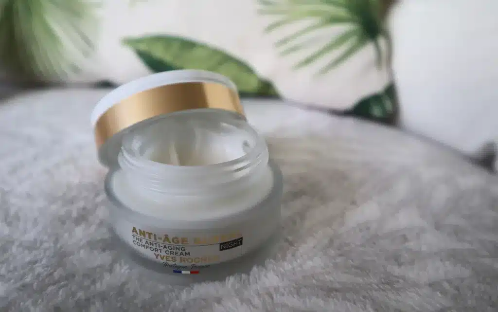 Otworzony słoiczek kremu na zmarszczki Yves Rocher Anti-Age Global na noc