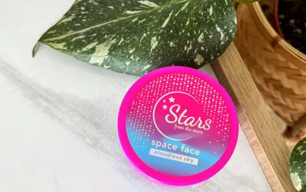 Mydełko do demakijażu Stars from the stars Space Face Cloudless Sky, w tle zielone liście rośliny doniczkowej
