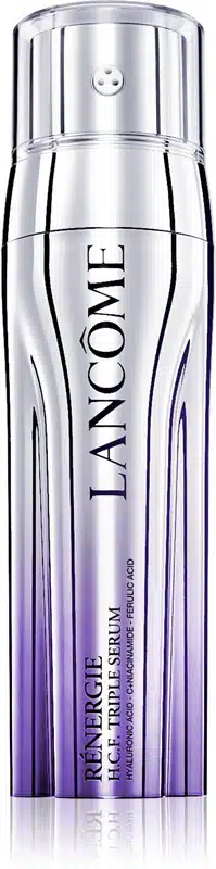 Smukła butelka serum Lancôme stoi pionowo, lśniący przezroczysty dozownik, białe studyjne tło.