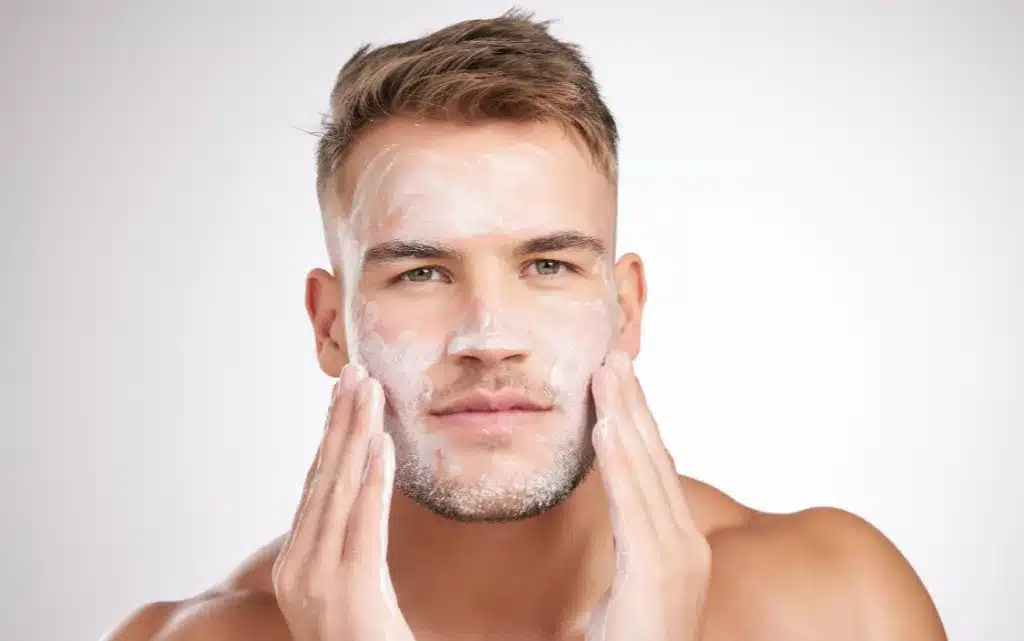 Mężczyzna peelinguje twarz