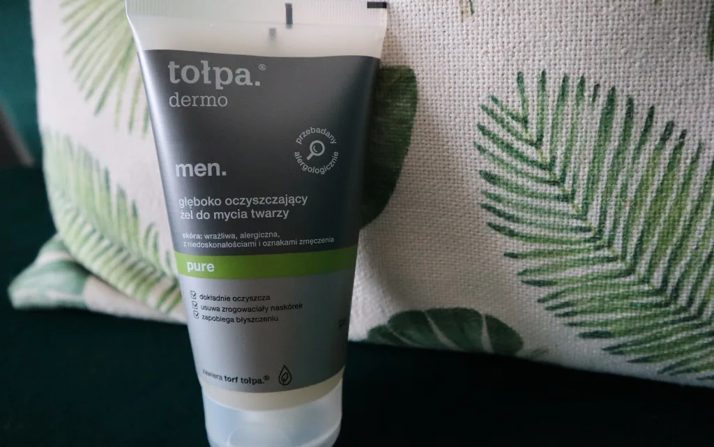 Tołpa Dermo Men Pure żel do mycia twarzy dla mężczyzn na tle beżowo-zielonej poduszki