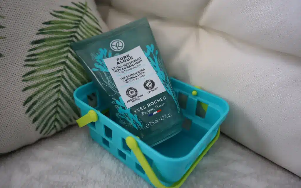 Żel do mycia twarzy Yves Rocher Pure Algue w małym, niebieskim koszyczku