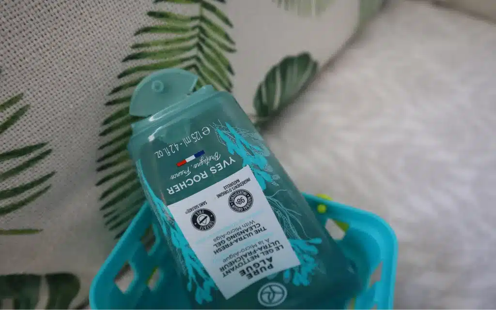 Zbliżenie na otwarcie opakowania żelu do mycia twarzy Yves Rocher Pure Algue