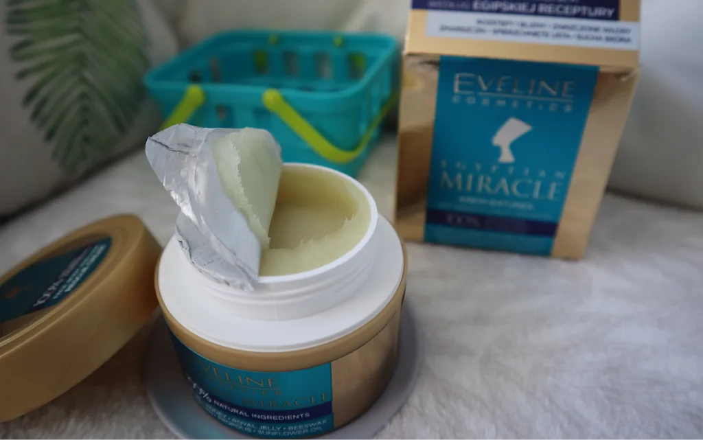 Otworzone opakowanie wielofunkcyjnego kremu Eveline Egyptian Miracle