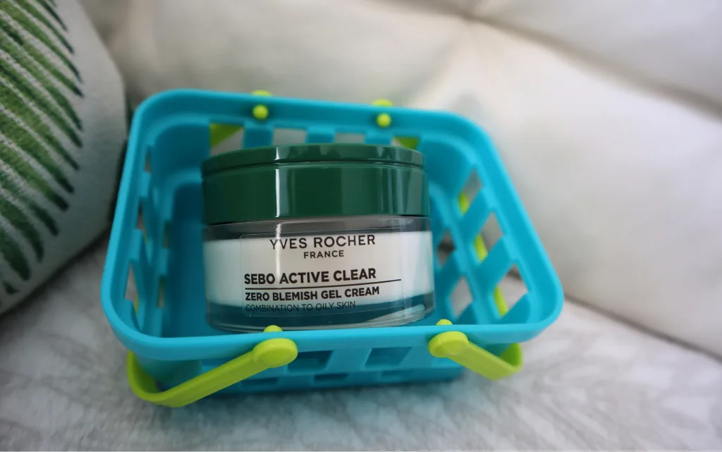 Krem do cery mieszanej i tłustej Yves Rocher Sebo Active Clear w niebieskim, małym koszyczku
