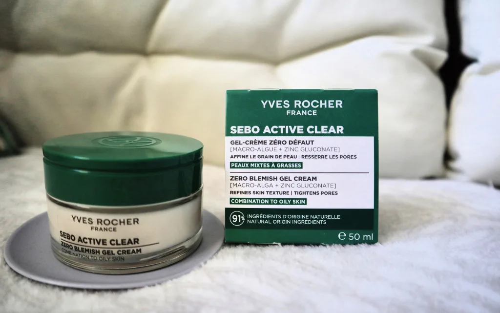 Opakowanie szklanego słoiczka kremu do twarzy Yves Rocher Sebo Active Clear, obok