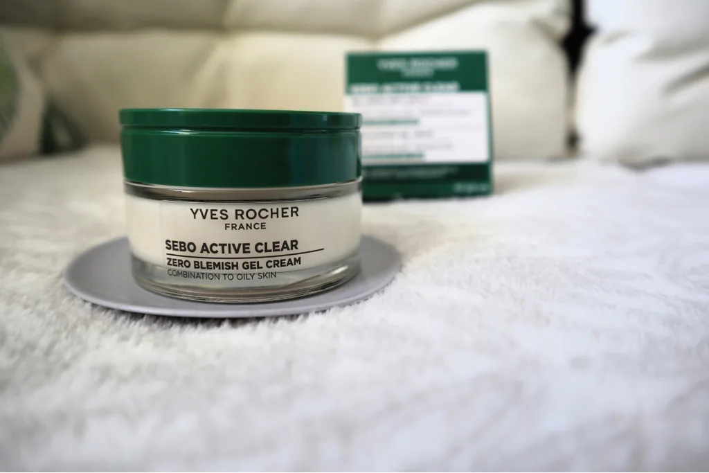 Szklane opakowanie kremu do cery tłustej Yves Rocher Sebo Active Clear