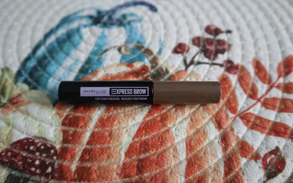 Maskara do brwi Maybelline NY Express brow Sculpt na tle jesiennej podkładki na stół