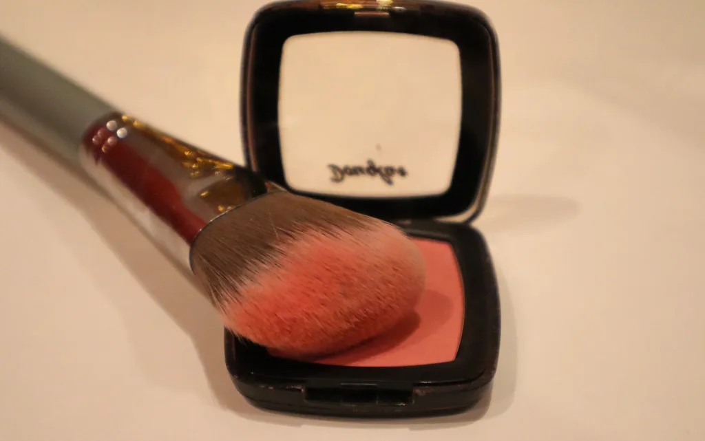 Pędzel do makijażu i róż do policzków Douglas Collection Cheek Me Up