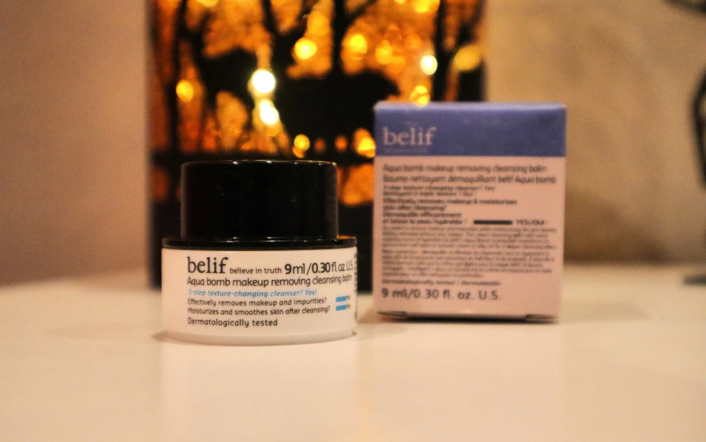 Mydełko do demakijażu Belif Aqua Bomb na tle jesiennej lampki dekoracyjnej