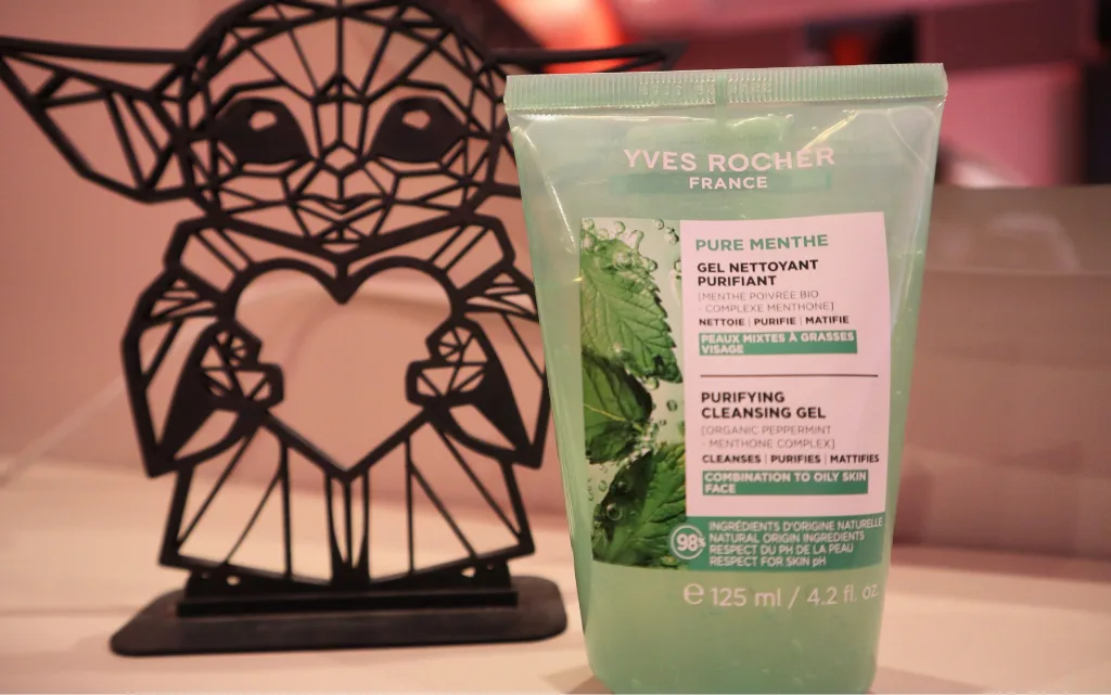 Yves Rocher żel oczyszczający z miętą pieprzową na tle figurki Grogu