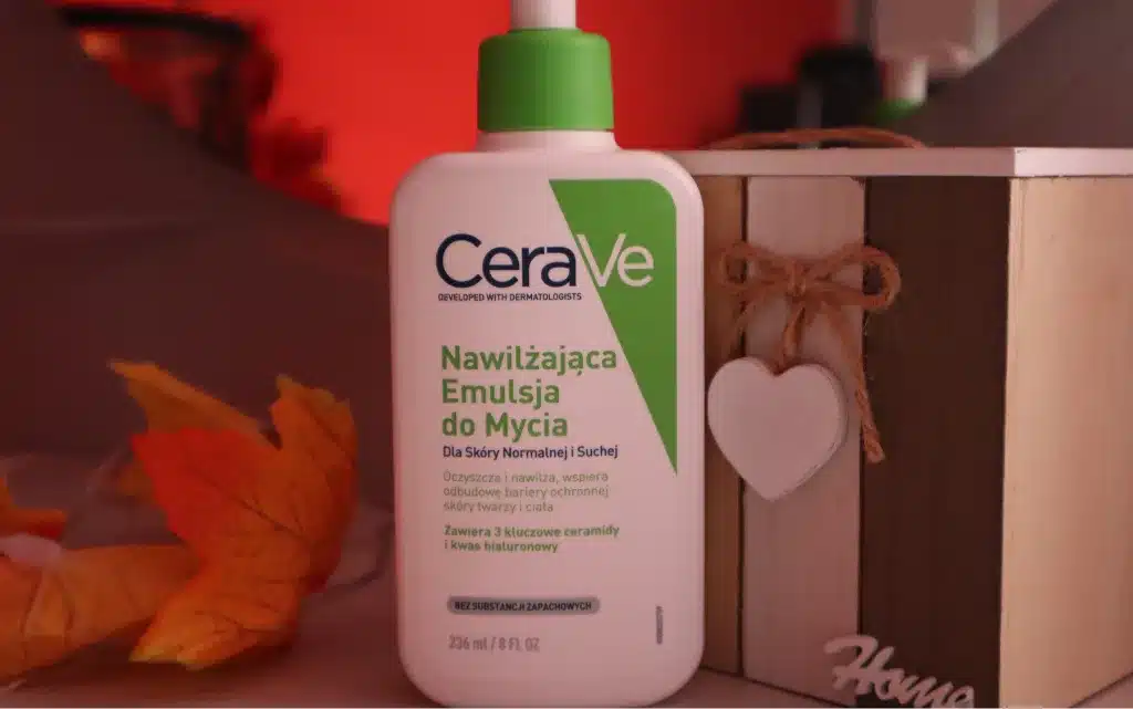 CeraVe nawilżająca emulsja do mycia dla skóry normalnej i suchej na tle drewnianych, jesiennych dekoracji