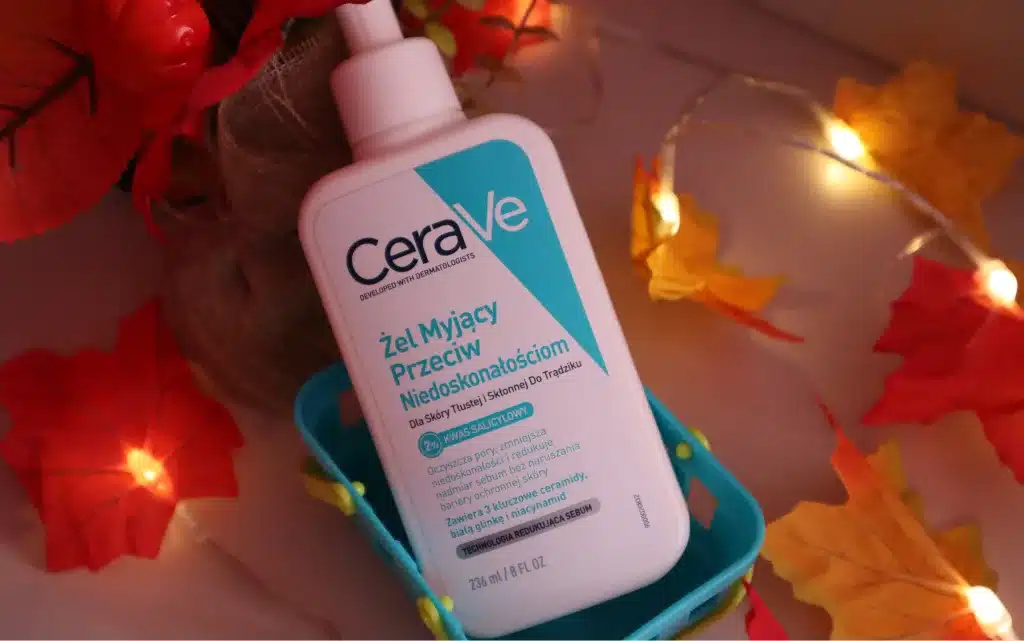 Żel do mycia twarzy przeciw niedoskonałościom CeraVe w niebieskim koszyczku