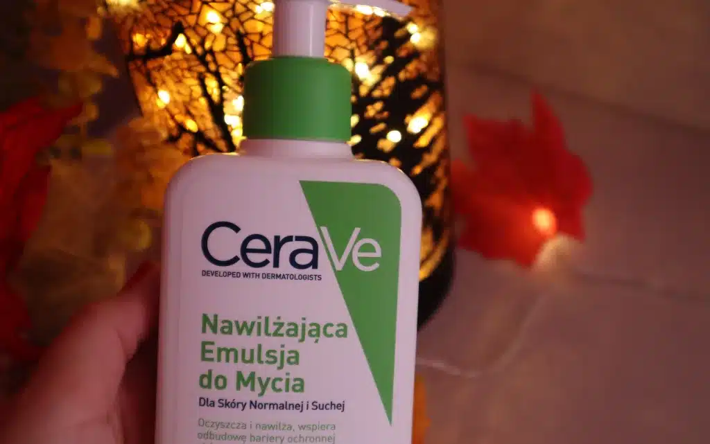 Kobieca doń trzymająca opakowanie CeraVe nawilżająca emulsja do mycia dla skóry normalnej i