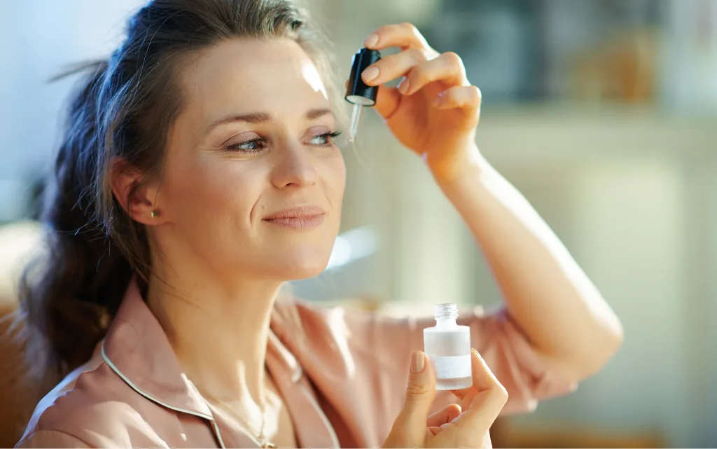 Kobieta po 30. nakłada retinol na twarz