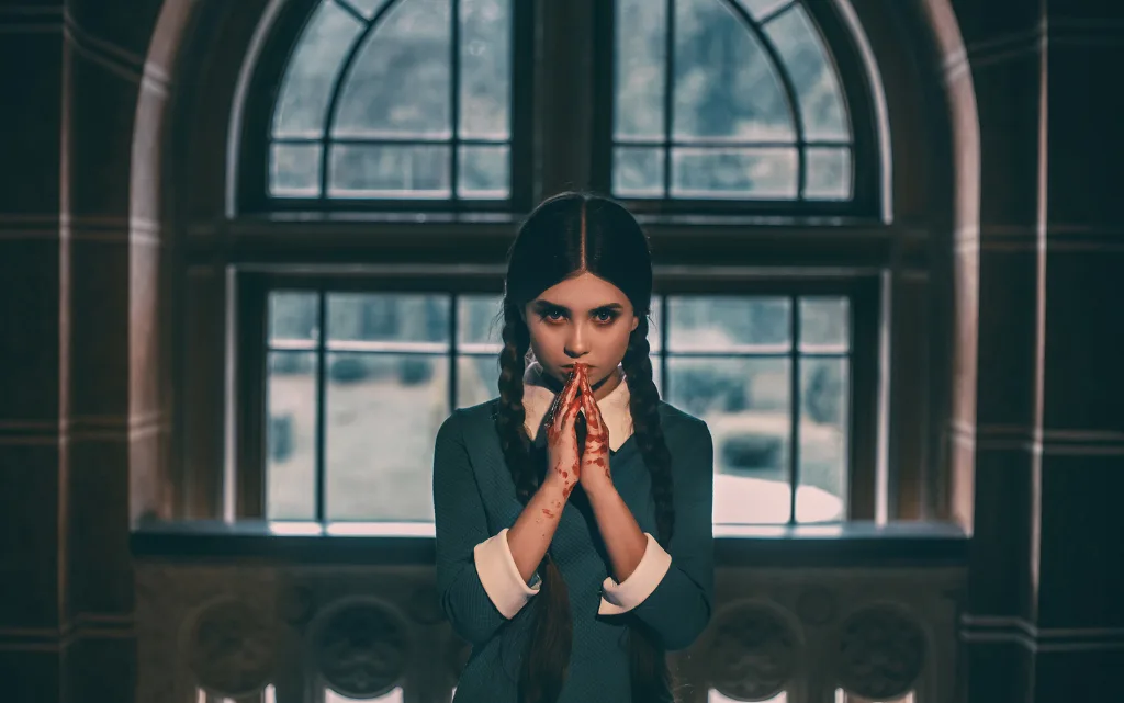 Nastolatka w makijażu w stylu Wednesday