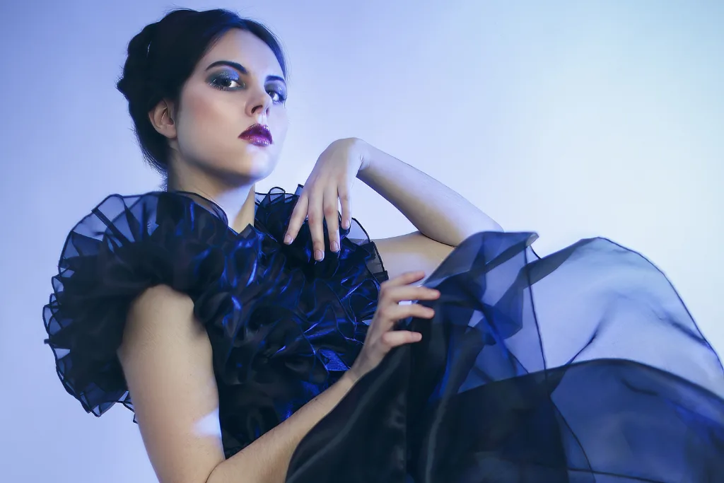 Młoda dziewczyna w stroju i makijażu w stylu Wednesday