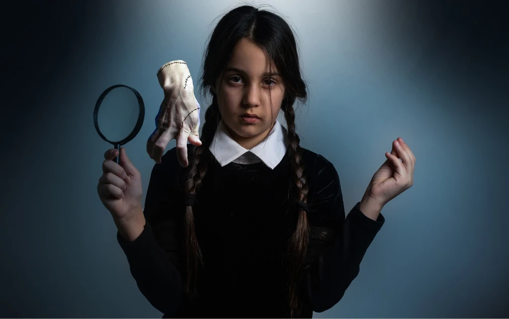 Dziewczynka przebrana za Wednesday