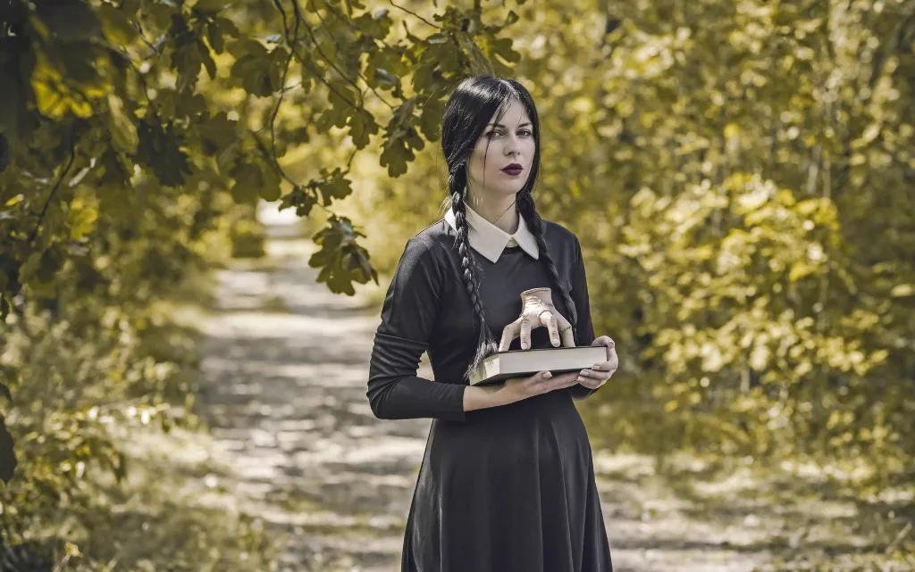 Dorosła kobieta przebrana za postać Wednesday