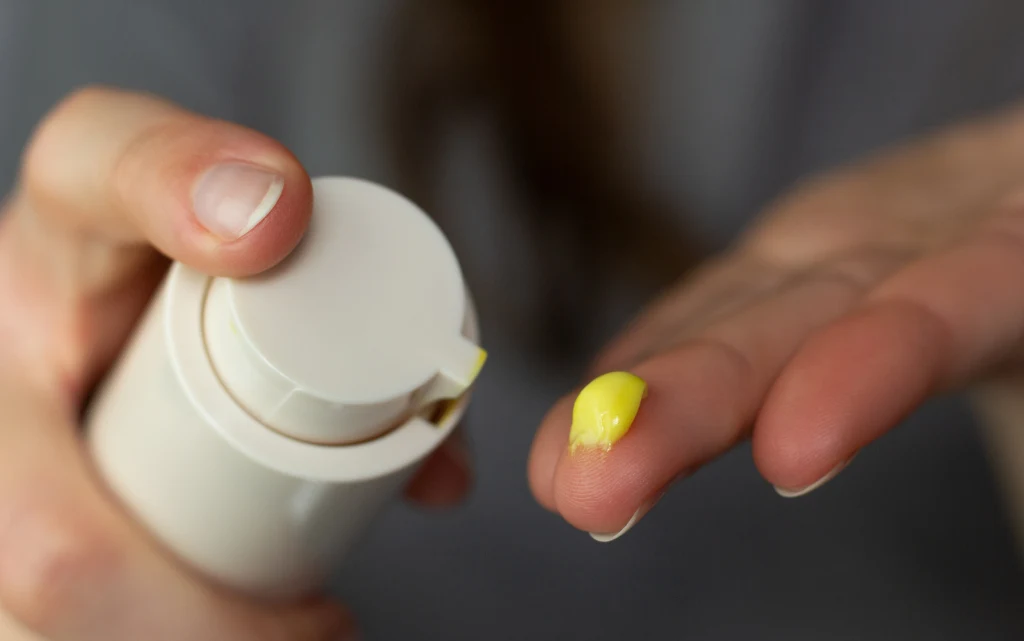 Zbliżenie na opakowanie kremu z retinalem w kolorze żółtym