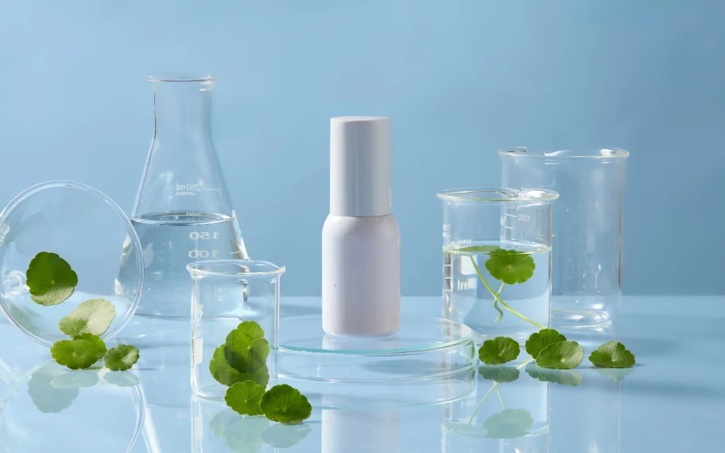 Laboratoryjne próbówki i słoiczki z liściami wąkroty azjatyckiej