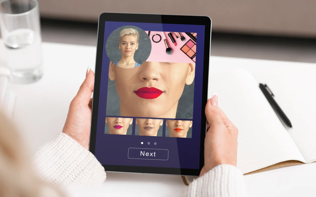 Kobieta trzyma tablet z włączoną aplikacją wirtualnego makijażu AI