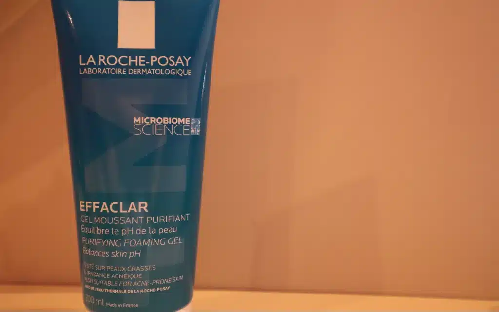 Żel oczyszczający Effaclar La Roche Posay opakowanie 200 ml na tle szarej ściany