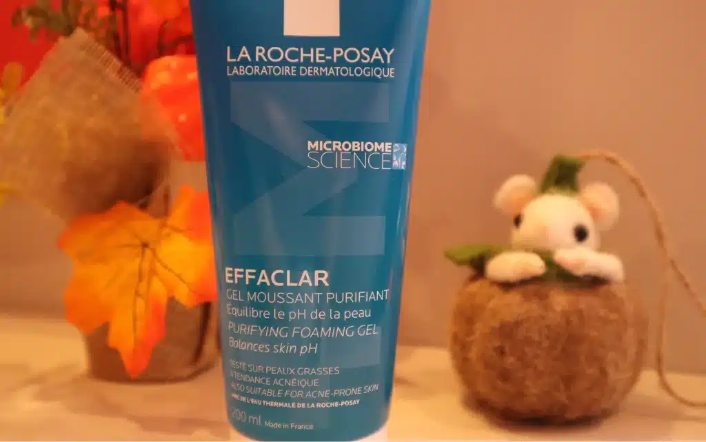 Żel oczyszczający do twarzy Effaclar La Roche Posay na tle jesiennych dekoracji