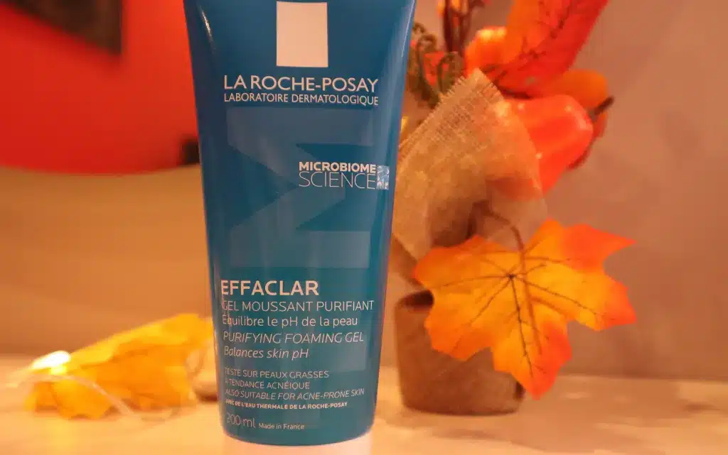 Opakowanie żelu oczyszczającego do cery skłonnej do trądziku Effaclar La Roche Posay na tle jesiennych dekoracji