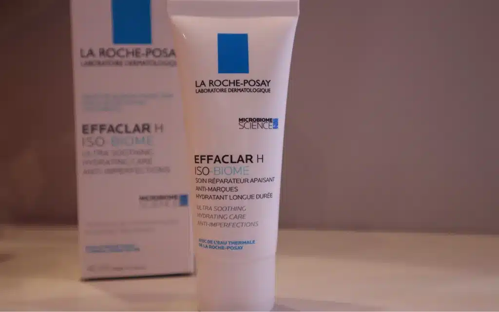 Opakowanie kremu La Roche Posay krem przeciw niedoskonałościom Effaclar H Iso-biome, w tle papierowy kartonik