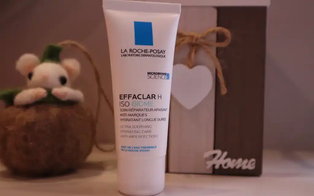 Krem La Roche Posay krem przeciw niedoskonałościom Effaclar H Iso-biome na tle jesiennych, drewnianych dekoracji