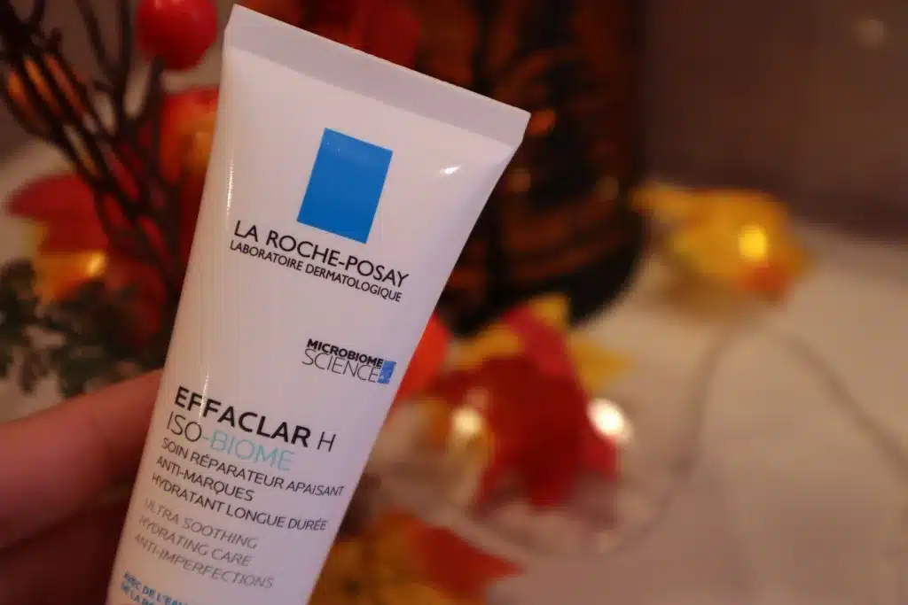 Kobieca dłoń trzyma opakowanie kremu La Roche Posay Effaclar H Iso-biome