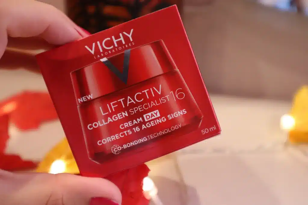 Kobieca dłoń trzyma opakowanie kremu przeciwzmarszczkowego na dzień Vichy Liftactiv Collagen Specjalist 16